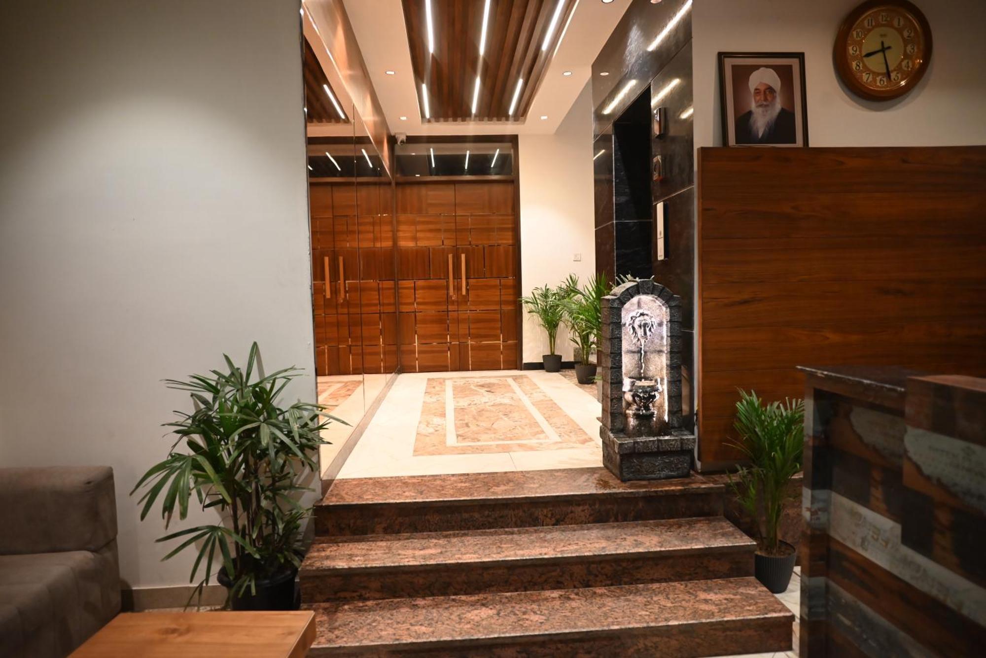 Hotel Lake View Chandīgarh 외부 사진