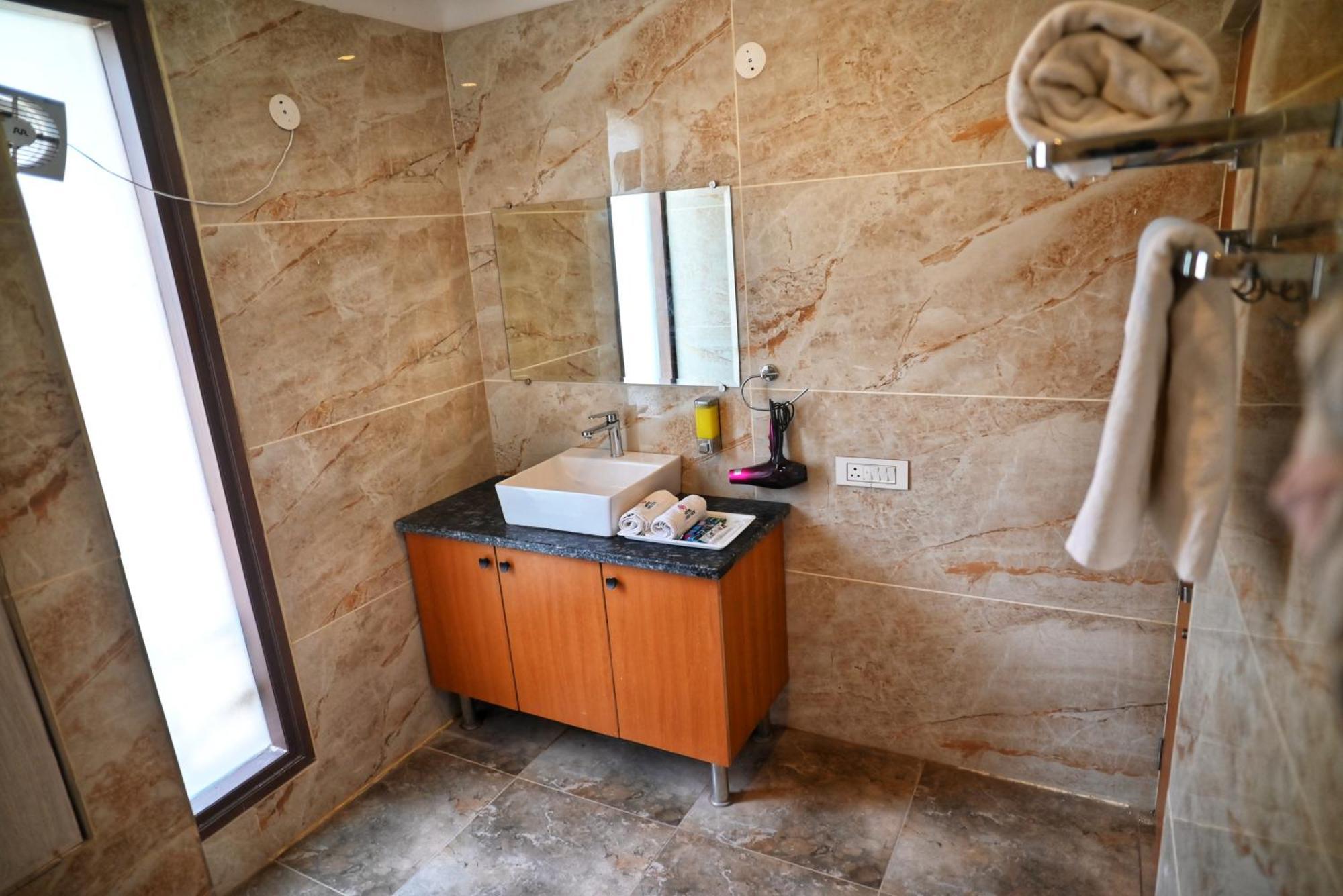 Hotel Lake View Chandīgarh 외부 사진